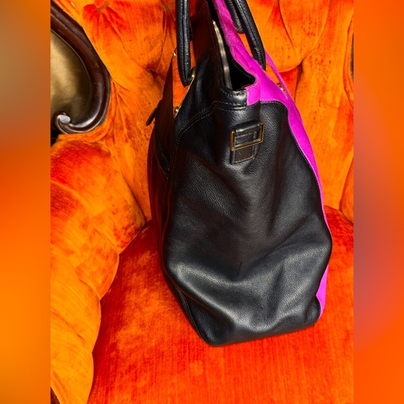 Heather Henry Color Block Fuchsia Fur & Black Pebbled Leather Tote Bag - Picture 5 of 13